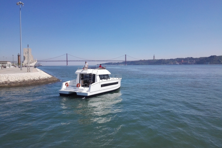 Lisboa: tour en barco por el río TajoLisboa: tour en barco de 1 hora de mañanas por el río Tajo