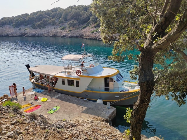 Punat-Krk, cruise en zwemmen bij Golden Beach en de Blauwe Grot.