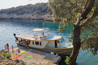 Punat-Krk, Cruise and swim at Golden Beach and Blue cave.ッ