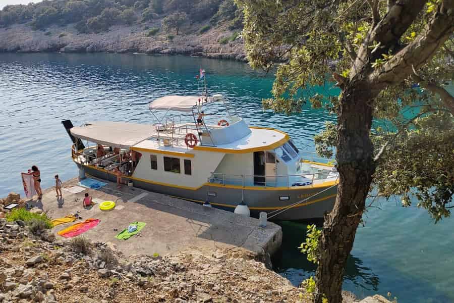 Punat-Krk, Kreuzfahrt und Schwimmen am Goldenen Strand und in der Blauen Grotte.. Foto: GetYourGuide Punat-Krk, Kreuzfahrt und Schwimmen am Goldenen Strand und in der Blauen Grotte.. Foto: GetYourGuide
