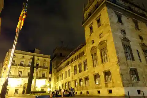 Valencia: Legends and Secrets Moonlight Walking Tour