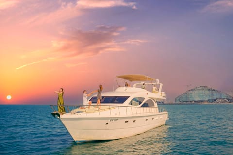 Dubai: Yachtfahrt bei Sonnenuntergang mit BBQ-Dinner & Fotografie