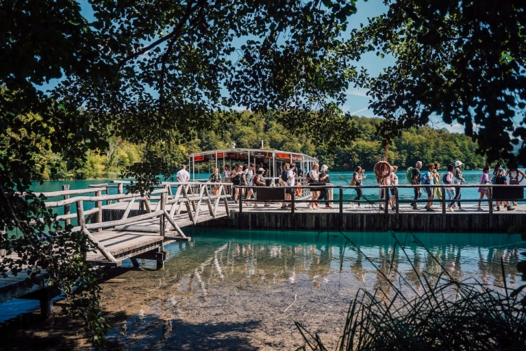 Ze Splitu: wycieczka po Jeziorach Plitwickich (bilety w cenie)Ze Splitu: wycieczka z przewodnikiem po Parku Narodowym Jezior Plitwickich