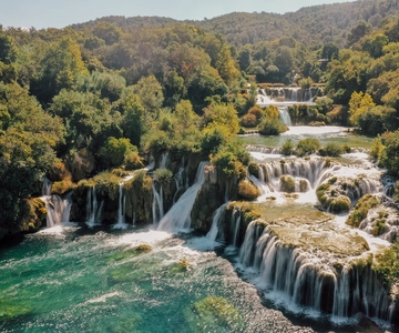 Split: Visita às cascatas de Krka, passeio de barco e natação