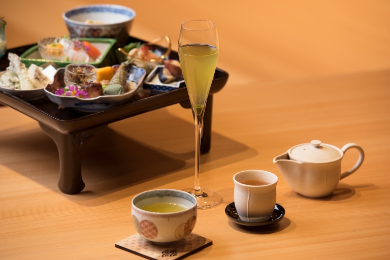 Tokio: toegangsbewijs voor traditionele podiumkunsten met dinerTokio: ticket voor podiumkunsten met zitplaatsen op de eerste rij en diner