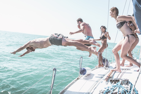 Mykonos : Croisière à la voile d'une journée complète sur Delos et Rhénia avec repasCroisière à la voile en groupe partagé sur Délos et Rhénanie avec repas