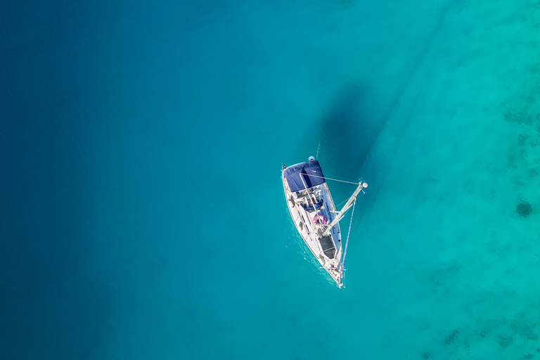 Mykonos : Croisière à la voile d'une journée complète sur Delos et Rhénia avec repasCroisière à la voile en groupe partagé sur Délos et Rhénanie avec repas