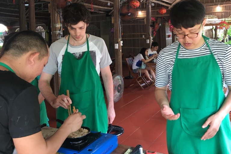 Clase de cocina en Hoi An - Experiencia en el mercado local -Crucero por el ríoHoi An: Clase de Cocina y Crucero Fluvial con Traslado