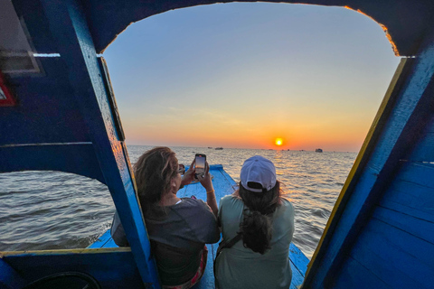 Siem Reap: Rejs łodzią Tonle Sap o zachodzie słońca z transferamiSiem Reap: Tonle Sap dołączył do Tour Sunset Cruise