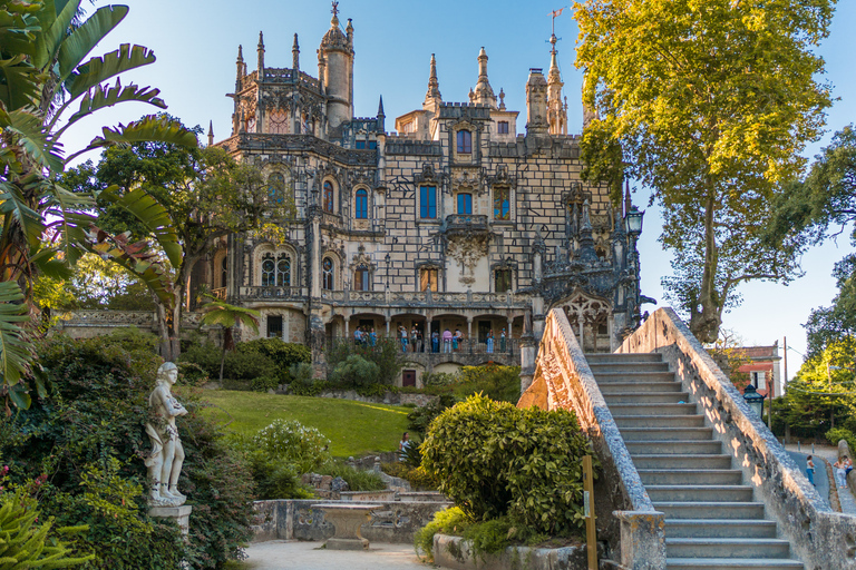 Från Lissabon: Sintra, Pena-palatset, Regaleira och Cabo RocaGuidad rundtur i de viktigaste monumenten