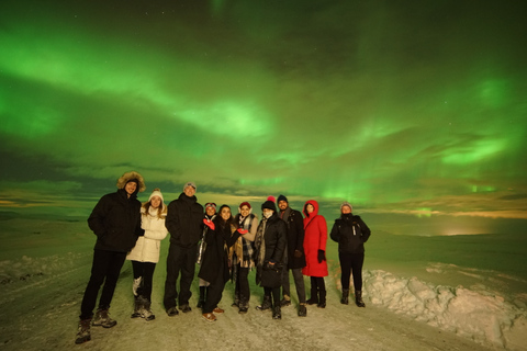 Reykjavik: Northern Lights Minibus Tour with Hot Chocolate