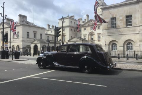 London: Queen Elizabeth II Private Walking Tour