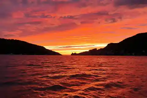 Sunset dinner boat tour in the Gulf of Poets