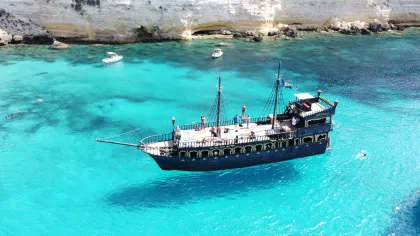 Lampedusa: Buchtrundfahrt auf einer Piratengaleone mit Mittagessen und ...