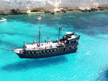 Lampedusa: Rejs wycieczkowy statkiem pirackim z lunchem i muzyką