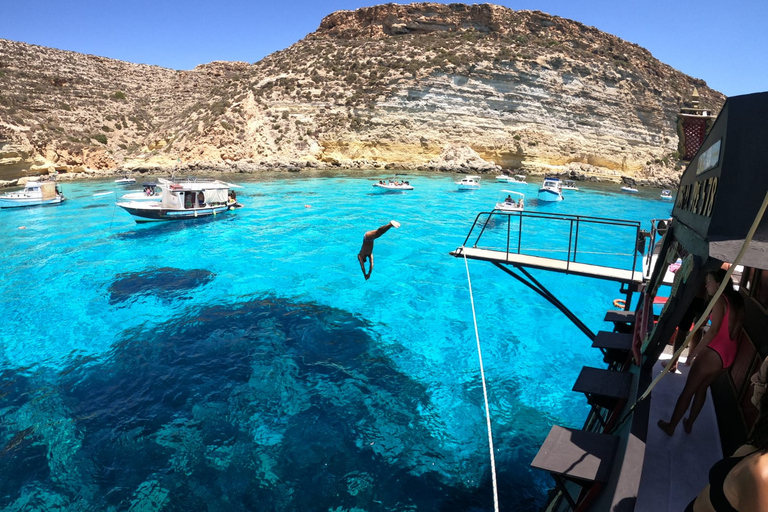 Lampedusa: Pirate Ship Boat Tour with Lunch and Music