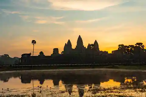 Siem Reap: Angkor Sunrise 2 Days Guided Bike Tour