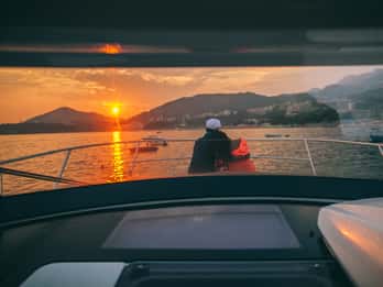 Costiera Amalfitana: Crociera romantica al tramonto con musica e cocktail