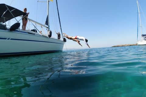 Chania: crociera in barca a vela privata con snorkeling, pranzo e bevande