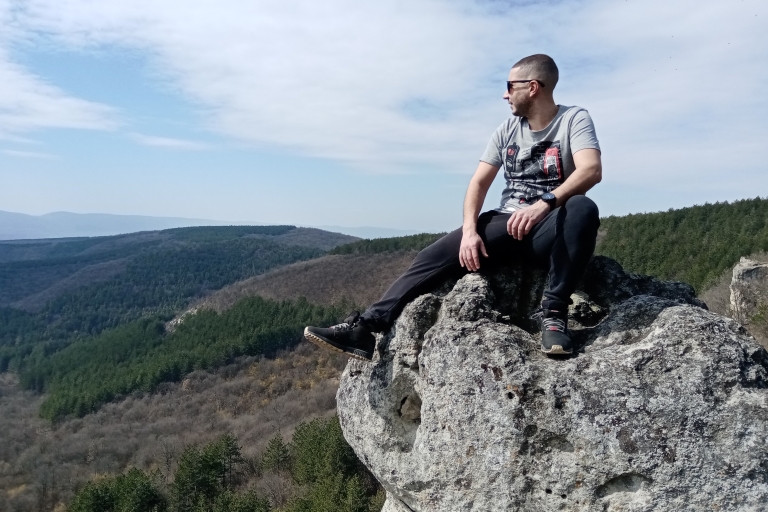Z Warny: Wycieczka piesza do skalnych sanktuariówWarna: wycieczka piesza po sanktuariach skalnych