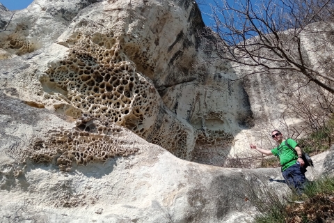 Z Warny: Wycieczka piesza do skalnych sanktuariówWarna: wycieczka piesza po sanktuariach skalnych