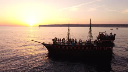 Lampedusa: Delfin-Sichtung bei Sonnenuntergang auf einem Piratenschiff
