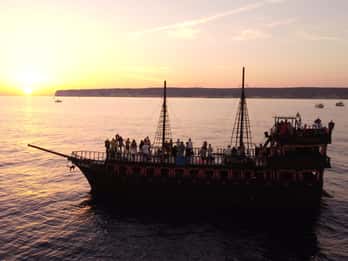 Lampedusa: obserwacja delfinów o zachodzie słońca na statku pirackim