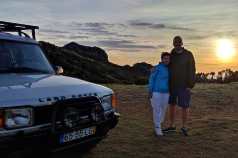 Pico do Arieiro: Private 4x4 Sunrise Trip with Hot Drinks