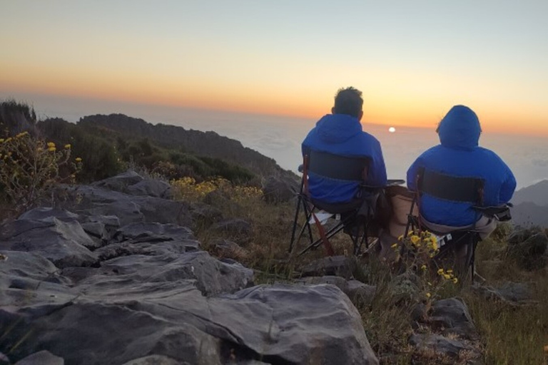 Pico do Arieiro: Private 4x4 Sunrise Trip with Hot Drinks