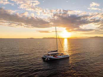 Hyères : Sunset Catamaran Cruise to Giens Peninsula