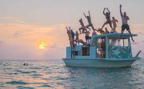 Caye Caulker: Sunset Cruise on a Houseboat with Food & Drink