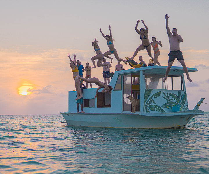 Caye Caulker: Sunset Cruise on a Houseboat with Food & Drink