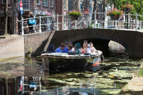 Delft : Croisière sur le canal en bateau ouvert avec skipperDelft : Visite en bateau Canal Hopper Delft
