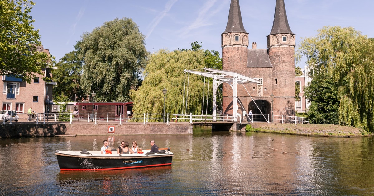 De Koperen Kat brewery in Delft with kayaks docked nearby