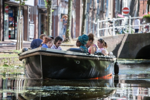Delft : Croisière sur le canal en bateau ouvert avec skipperDelft : Visite en bateau Canal Hopper Delft