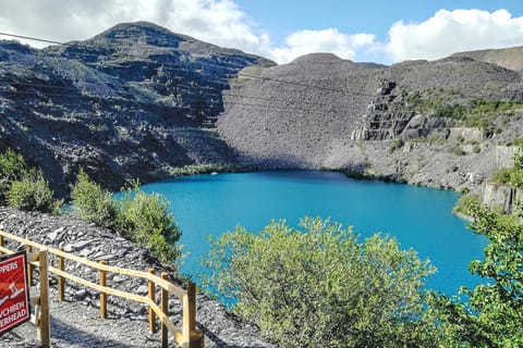 Llandudno: Private Bus & Day Tour of Snowdonia Slate Trail