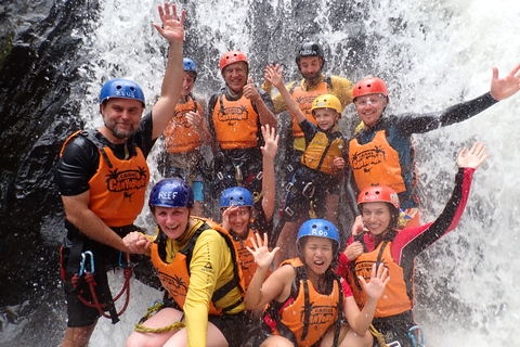 Cairns: Tour d&#039;avventura Crystals &amp; Behana - Canyoning a CairnsEsperienza nella foresta pluviale delle cascate di Cairns Giornata intera avanzata