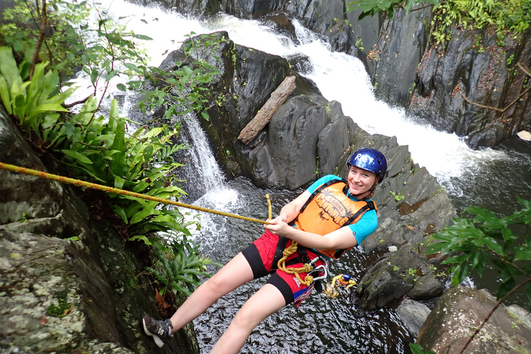 Cairns: Tour d&#039;avventura Crystals &amp; Behana - Canyoning a CairnsEsperienza nella foresta pluviale delle cascate di Cairns Giornata intera avanzata