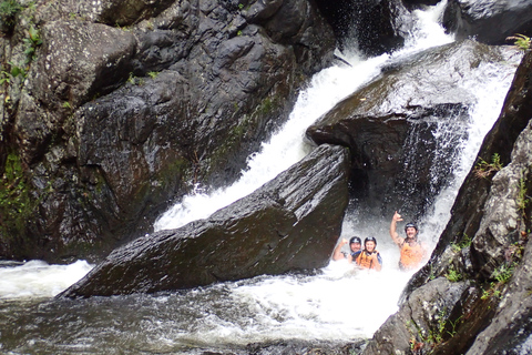 Cairns: Tour d&#039;avventura Crystals &amp; Behana - Canyoning a CairnsEsperienza nella foresta pluviale delle cascate di Cairns Giornata intera avanzata