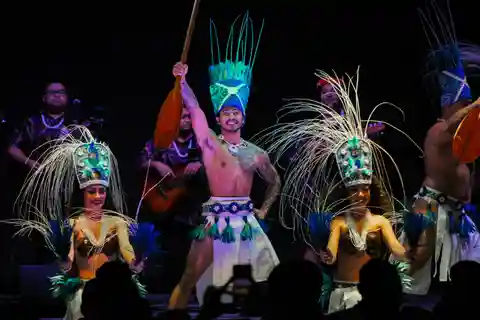 Honolulu: cena e spettacolo Ka Moana Luau con trasporto incluso