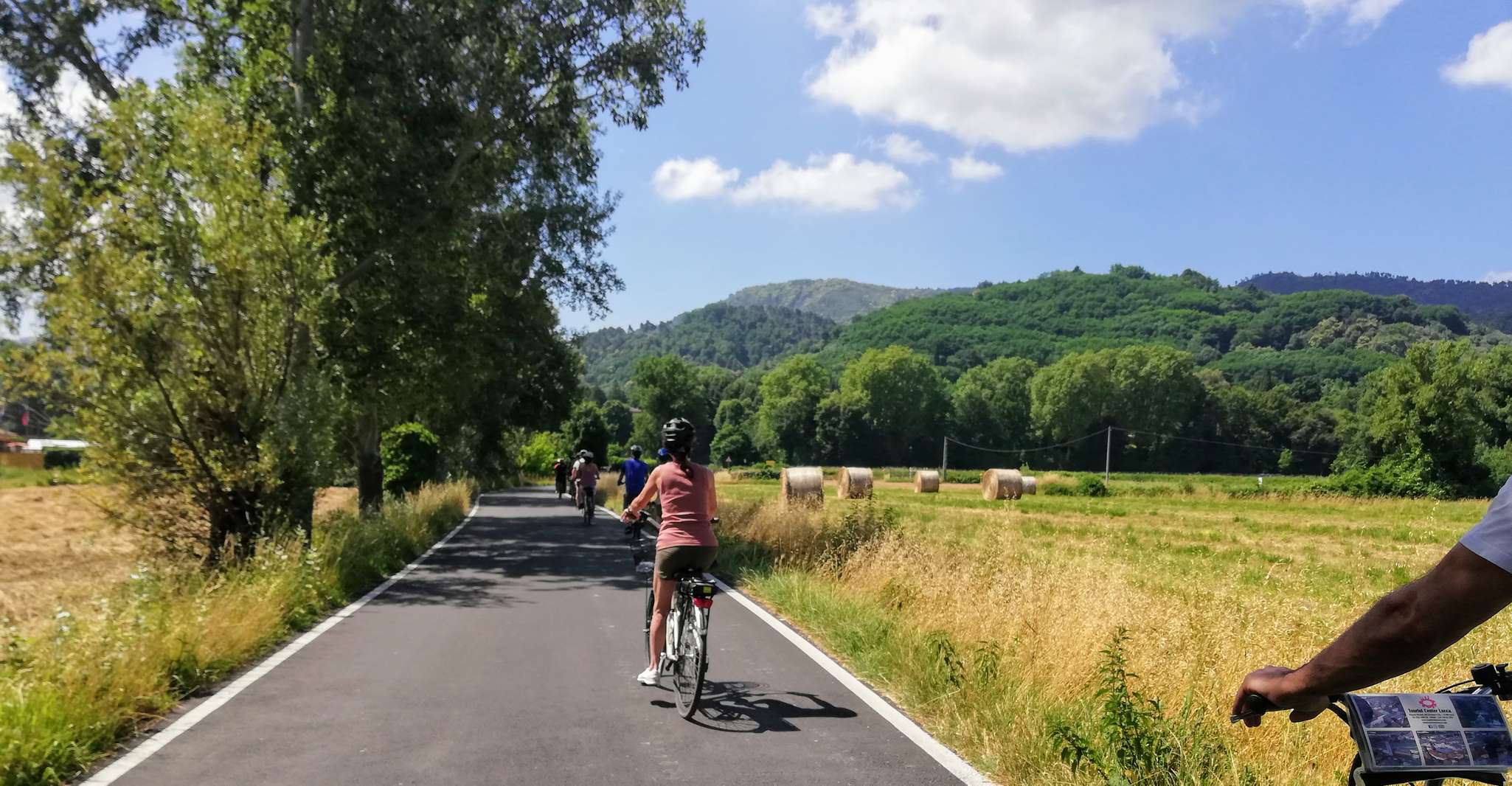 Lucca, Fahrradverleih mit Picknick Mittagessen in einem Weinberg - Hizvo