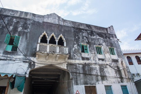 Visite de la ville de Stone Town ; visite de la forêt de Jozani ; grotte de Kuza ; plage de Paje.