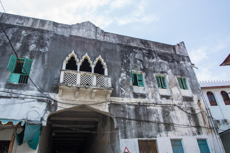 Visite de la ville de Stone Town ; visite de la forêt de Jozani ; grotte de Kuza ; plage de Paje.