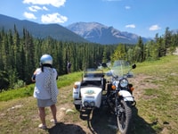 Desde Calgary, Altos Espíritus Aventura en una motocicleta Sidecar - Hizvo