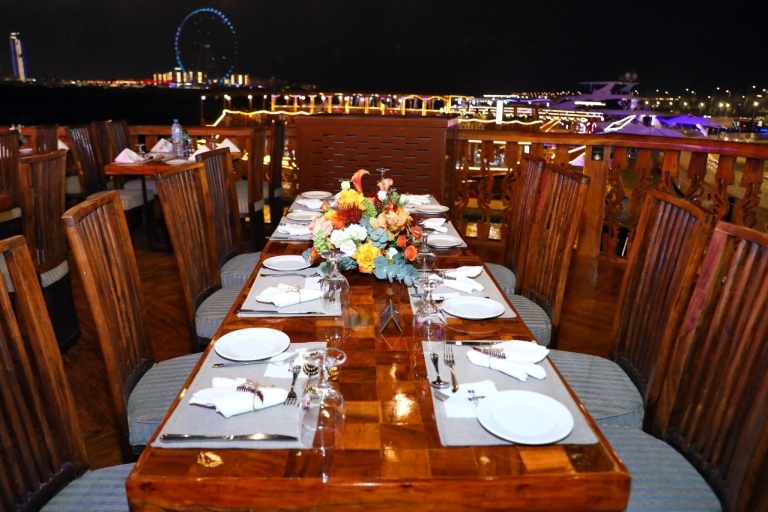 Dubaj: Rejs łodzią Dhow z kolacją w formie bufetu i napojami