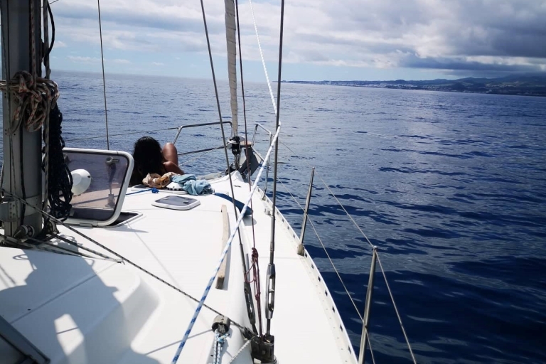 Ponta Delgada: Crucero privado en velero con bebidas de bienvenidaCrucero diurno de 4 horas