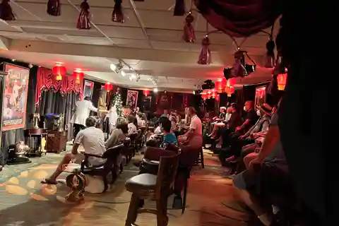 Oahu: Hilton Waikiki Beach Hotel Magical Mystery Show