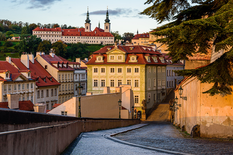 Praga: Un tour di Praga con birra e cibo localePercorso lato del castello