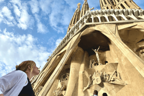 Barcelone : Visite de la Sagrada Família avec accès en coupe-fileBarcelone : Visite de la Sagrada Família avec accès Skip-the-Line