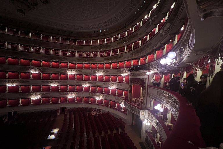 Mediolan: wycieczka z przewodnikiem po teatrze La Scala bez kolejkiOpcja standardowa